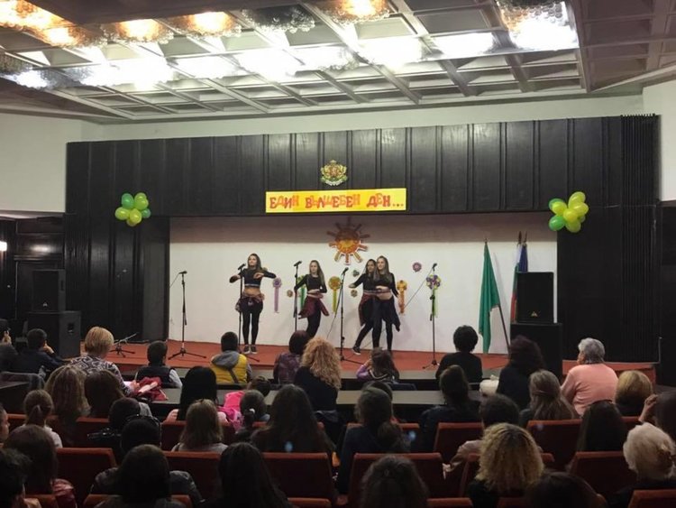 Концерт на ученички направи деня ни вълшебен