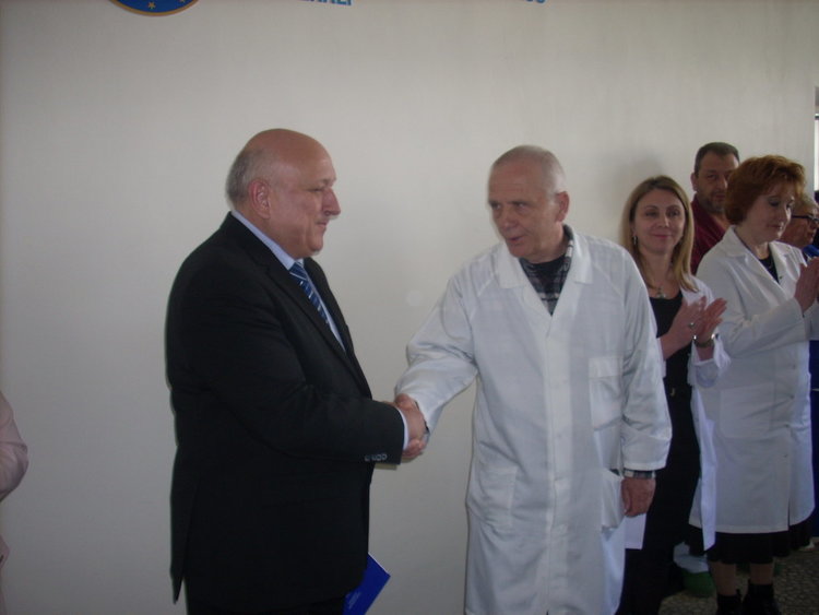 Присъдиха приз „Златни ръце” на началника на хирургичното отделение  д-р Александър Милчев 