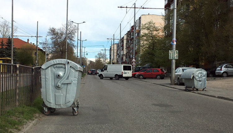 Вятър беладжия разходи боклукчийските кофи по бул“ В. Лeвски“