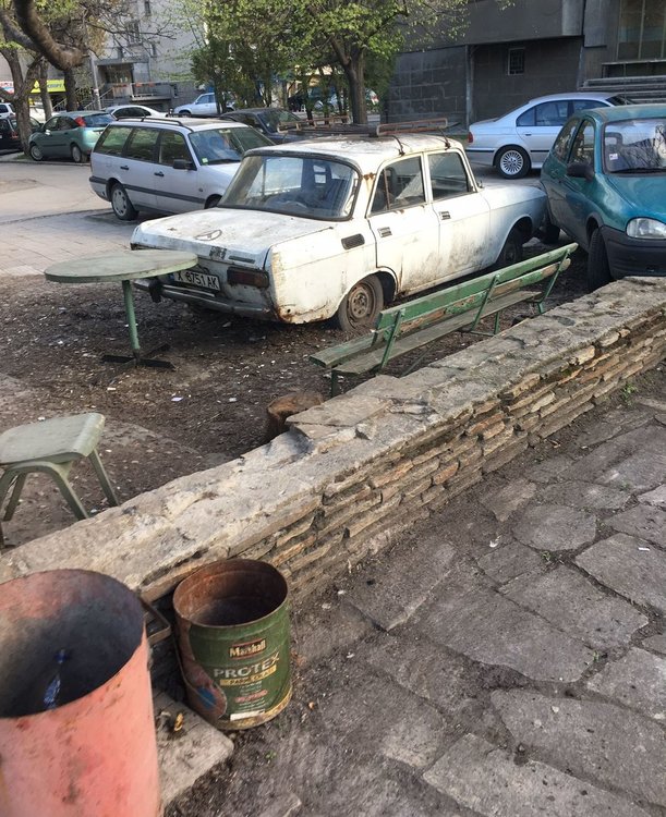 Вблизост има и изоставени автомобили, които се използват за склад