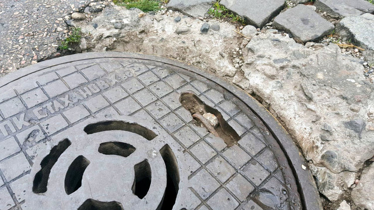 Читател: улица „Кавала“ е разбита и опасна