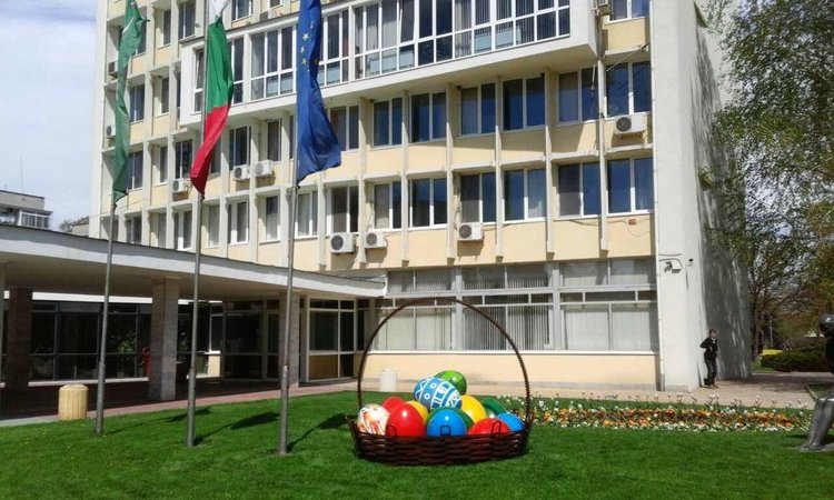  Великденска украса радва отново димитровградчани