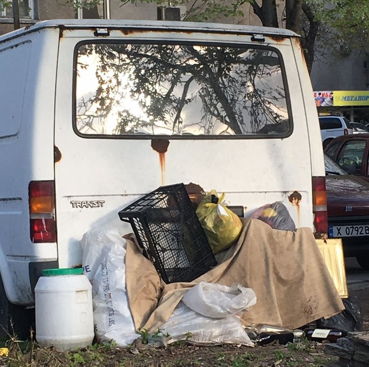 Живеещи на ул."Иван Вазов" се оплакват от пиянски тормоз и боклуци