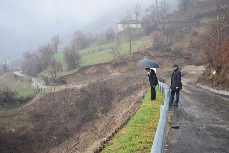 Ресми Мурад огледа възстановения път за Китница