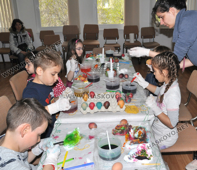 Деца боядисаха 120 великденски яйца в Историческия музей
