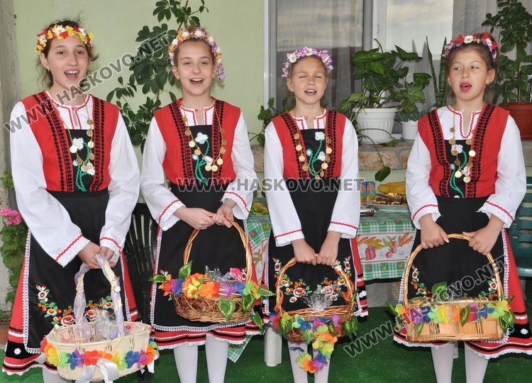 Лазарки обикаляха къщите в село Добрич и наричаха за здраве и плодородие