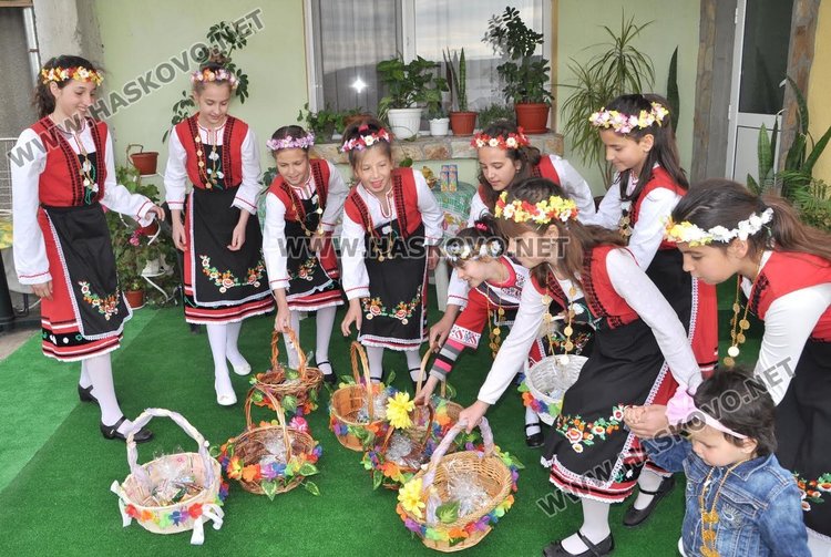 Лазарки обикаляха къщите в село Добрич и наричаха за здраве и плодородие