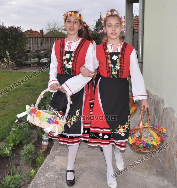 Лазарки обикаляха къщите в село Добрич и наричаха за здраве и плодородие