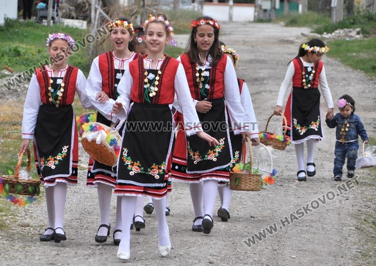 Лазарки обикаляха къщите в село Добрич и наричаха за здраве и плодородие