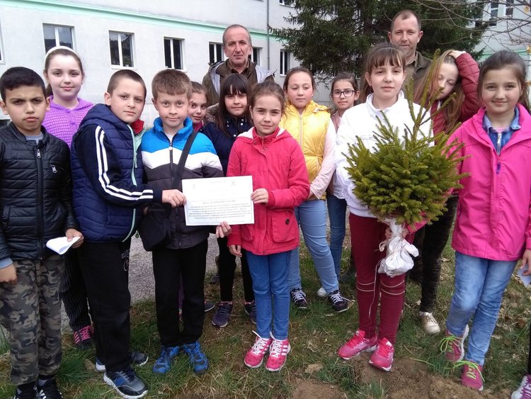 Деца от Ардино засадиха смърч за Седмицата на гората