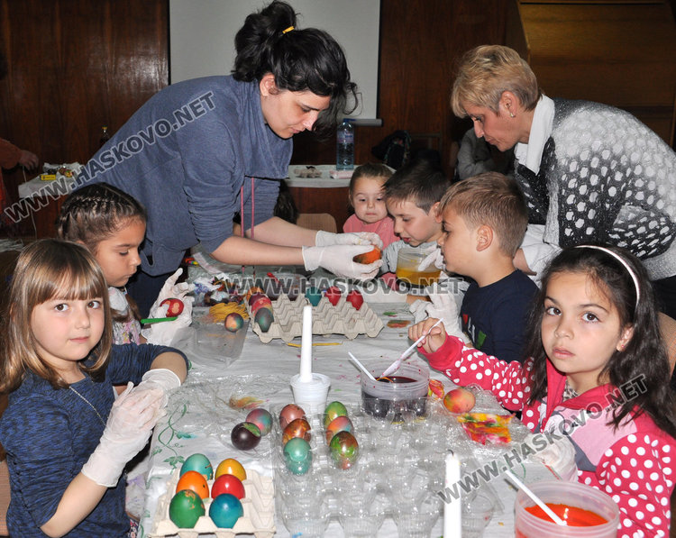 Деца боядисаха 120 великденски яйца в Историческия музей