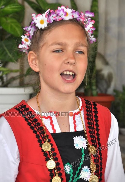 Лазарки обикаляха къщите в село Добрич и наричаха за здраве и плодородие