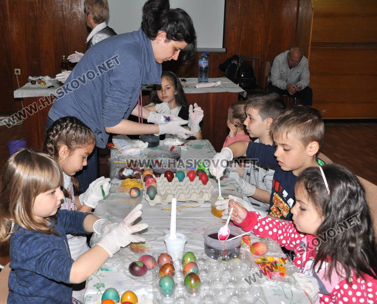 Деца боядисаха 120 великденски яйца в Историческия музей