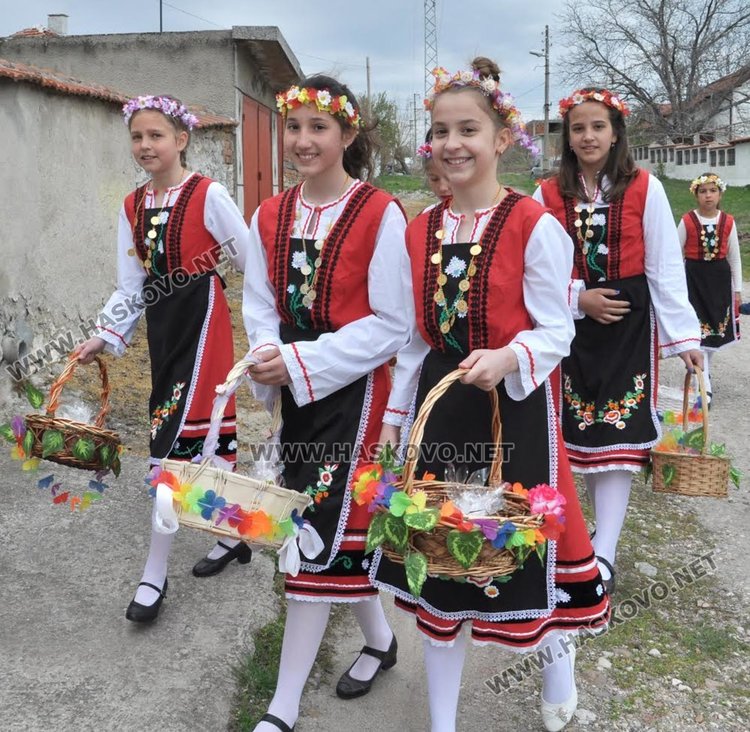 Лазарки обикаляха къщите в село Добрич и наричаха за здраве и плодородие