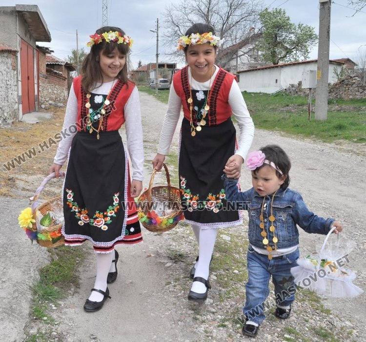Лазарки обикаляха къщите в село Добрич и наричаха за здраве и плодородие
