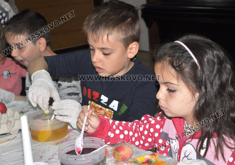 Деца боядисаха 120 великденски яйца в Историческия музей