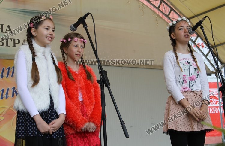 Малки лазарки обраха наградите в празничен конкурс в Димитровград