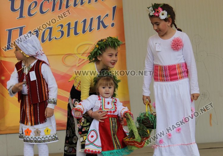 Малки лазарки обраха наградите в празничен конкурс в Димитровград