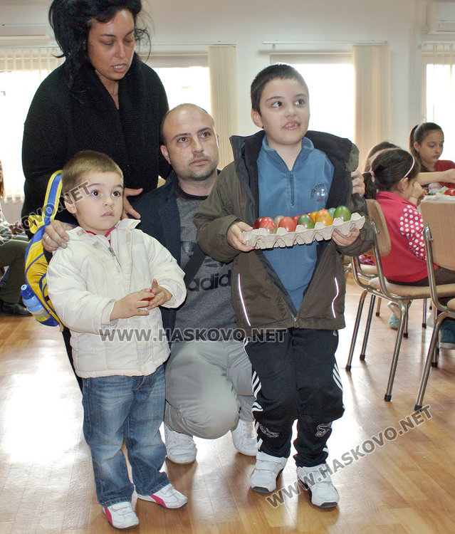 Жорко и ПАвеел Аргирови, заедно с мама и татко гордо позираха с боядисаните от тях яйца