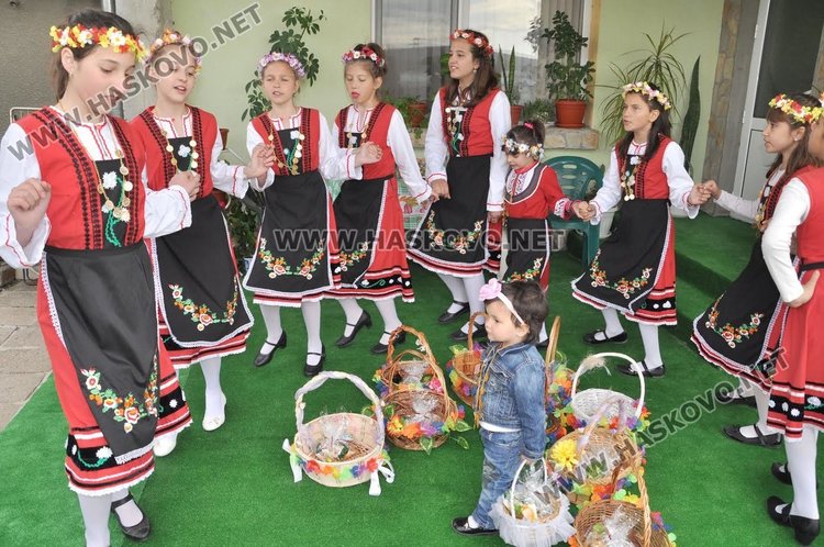 Лазарки обикаляха къщите в село Добрич и наричаха за здраве и плодородие