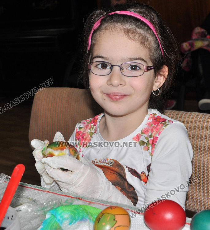 Деца боядисаха 120 великденски яйца в Историческия музей