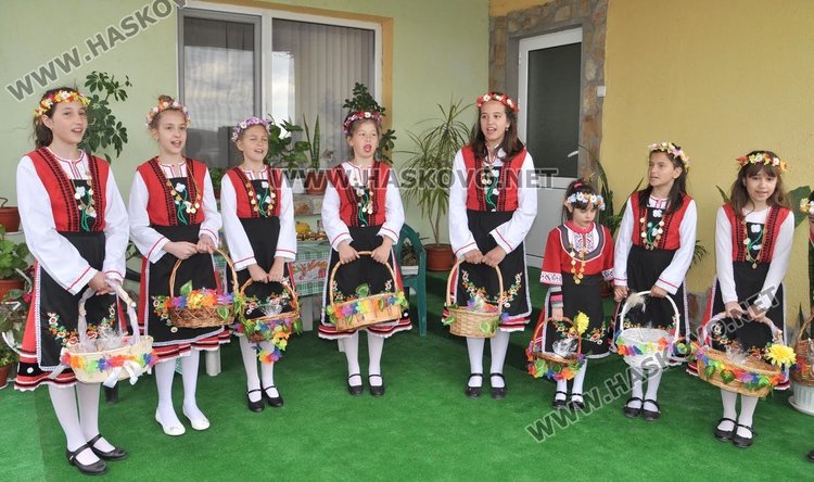 Лазарки обикаляха къщите в село Добрич и наричаха за здраве и плодородие