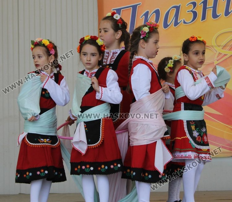 Малки лазарки обраха наградите в празничен конкурс в Димитровград