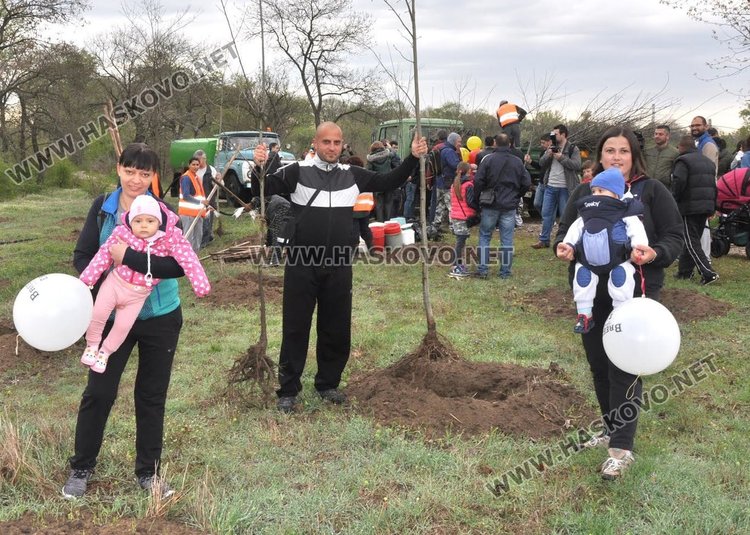 Засадиха червен дъб в Алеята на новия живот в парк "Марица"