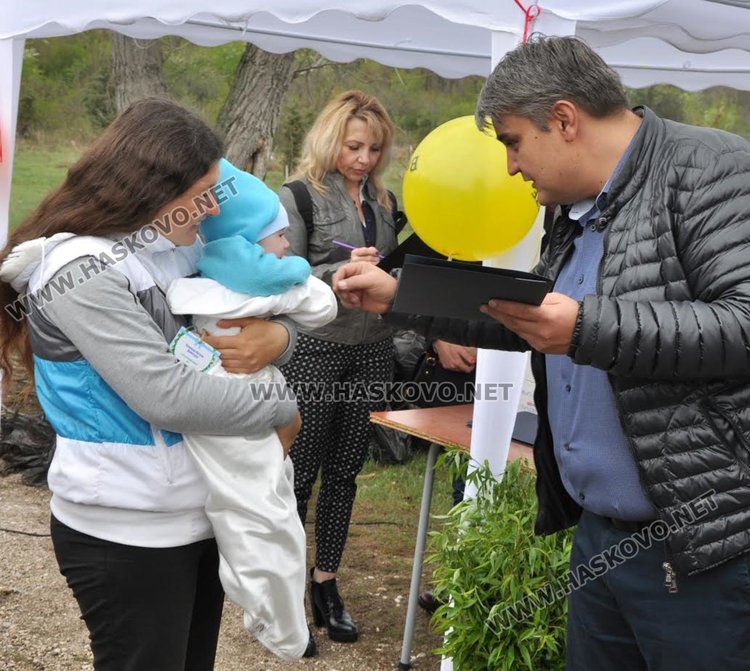 Засадиха червен дъб в Алеята на новия живот в парк "Марица"