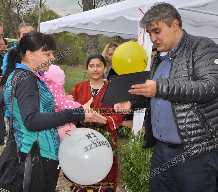 Засадиха червен дъб в Алеята на новия живот в парк "Марица"