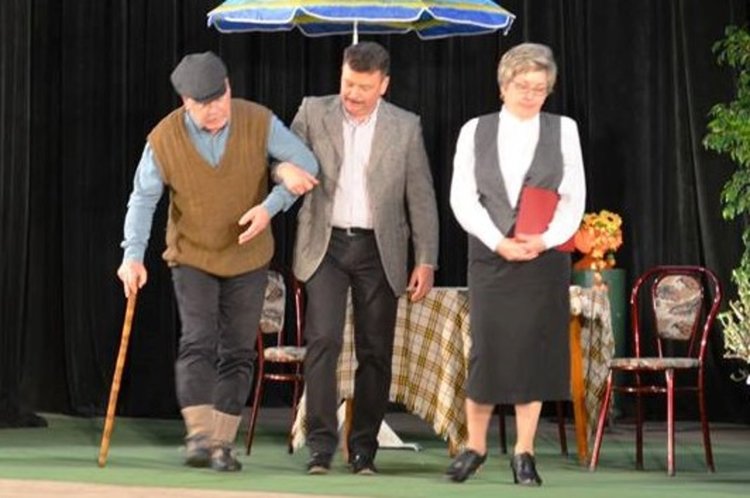 Театралите представиха "Вражалец" пред първомайска публика