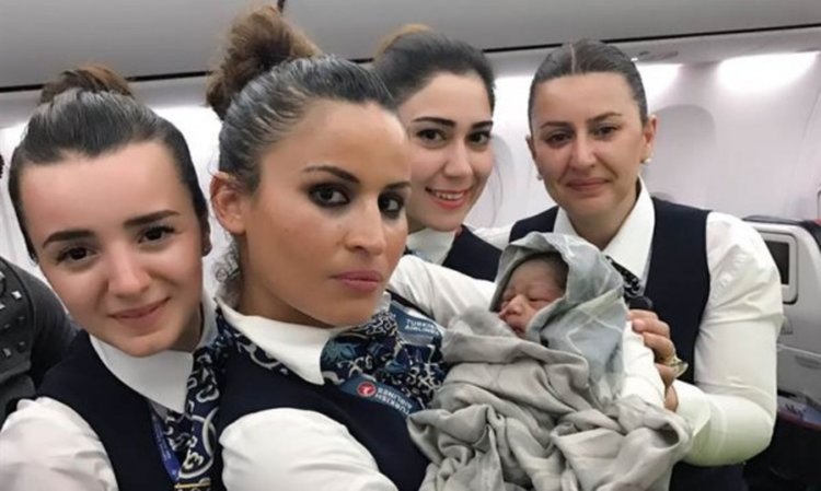 Бебе се роди на 14 хил. метра над Земята