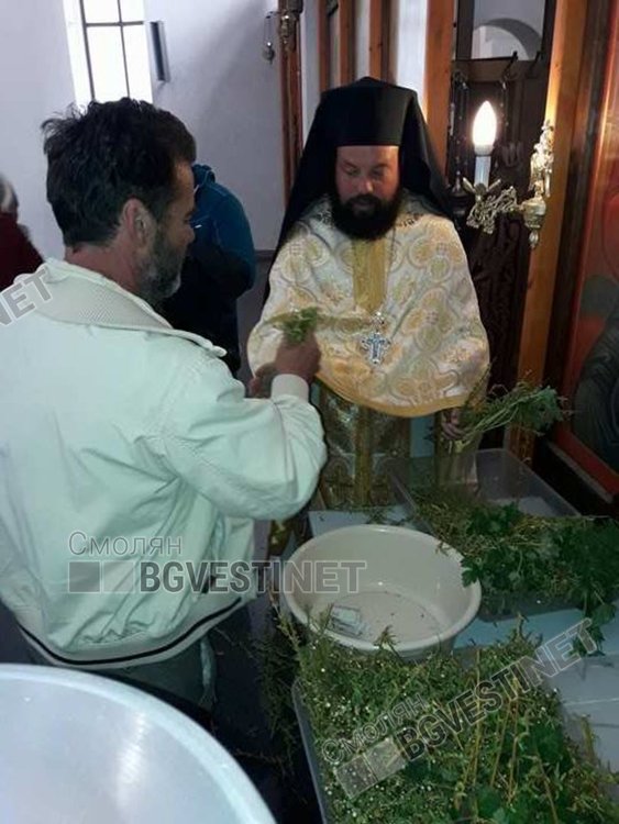 Литургии в храмовете в Смолян за Цветница