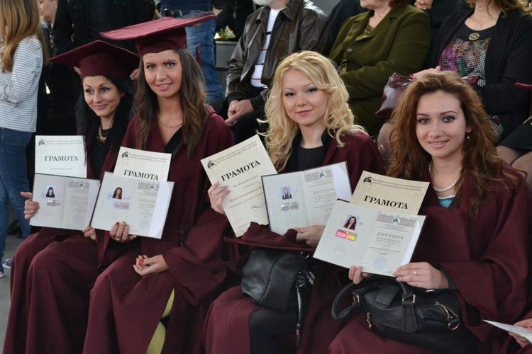 Дипломираха се близо 700 абсолвенти от Факултета по икономически и социални науки на Пловдивския университет