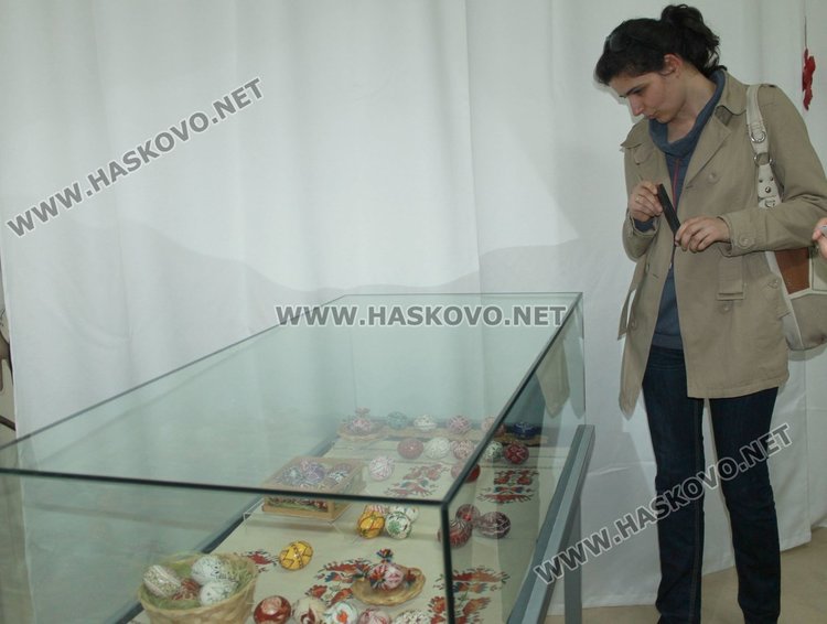 Демонстрираха техники за боядисване на яйца в димитровградския музей