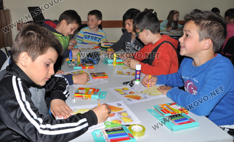 120 деца от „Св. Иван Рилски“ правят великденска украса в „Заря“