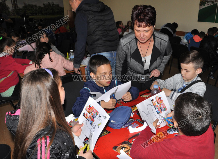 120 деца от „Св. Иван Рилски“ правят великденска украса в „Заря“