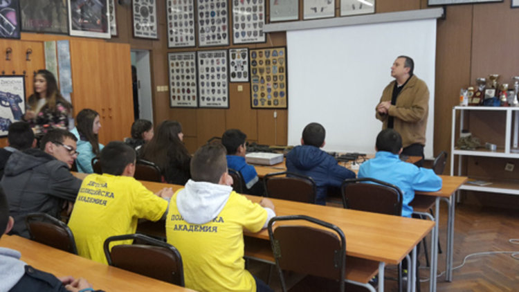 Със стрелба с истинско оръжие приключи 17-тата Детска полицейска академия в Смолян