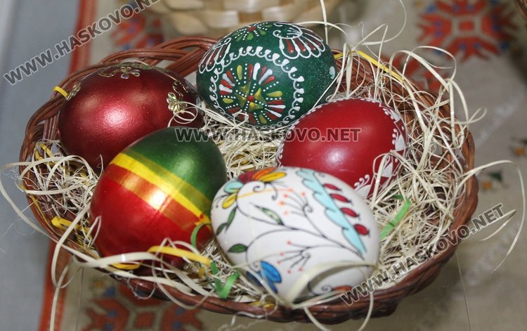 Демонстрираха техники за боядисване на яйца в димитровградския музей