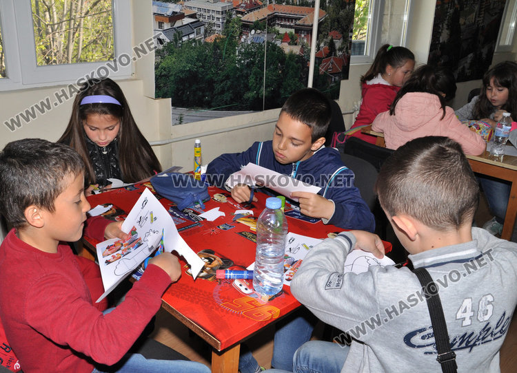 120 деца от „Св. Иван Рилски“ правят великденска украса в „Заря“