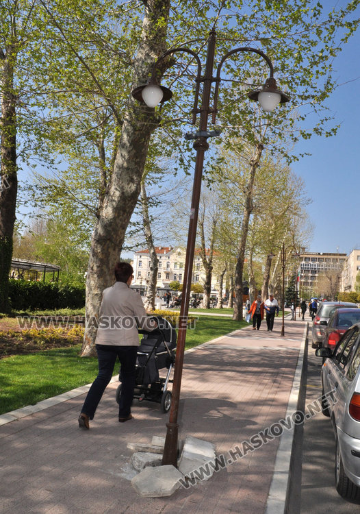 Читател: Вандали пак трошат в центъра на Хасково