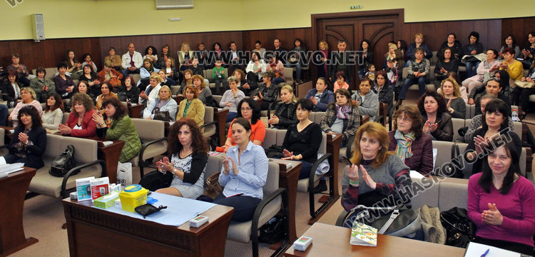 Професор обучава мед. сестри да лекуват деца с диабет в забавачки  