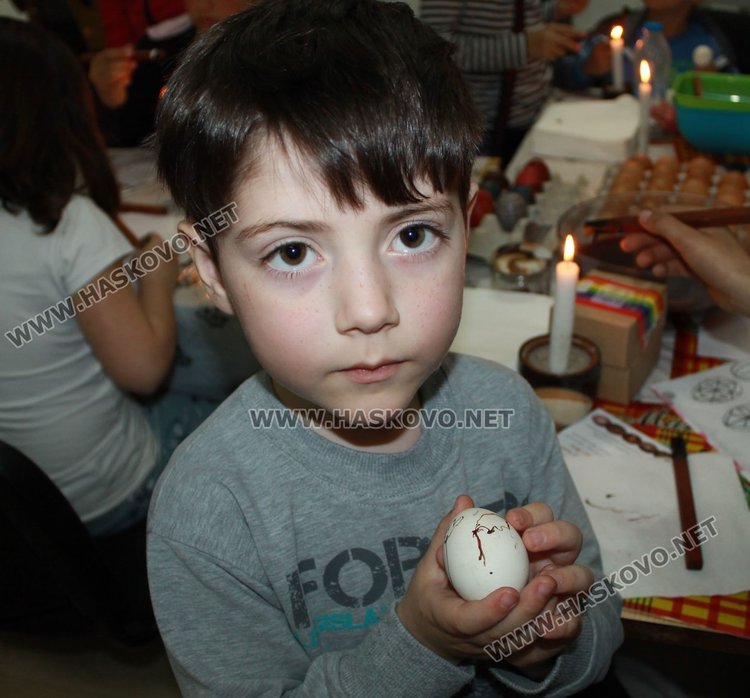 Демонстрираха техники за боядисване на яйца в димитровградския музей