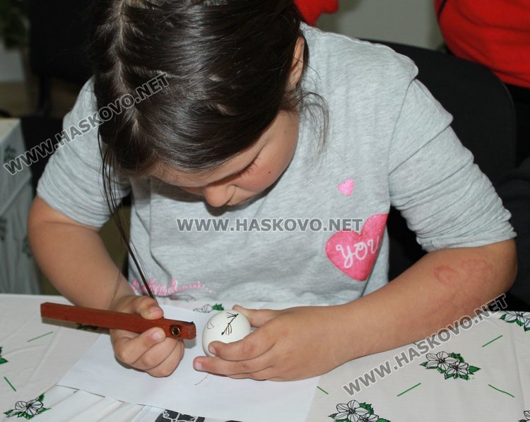 Демонстрираха техники за боядисване на яйца в димитровградския музей