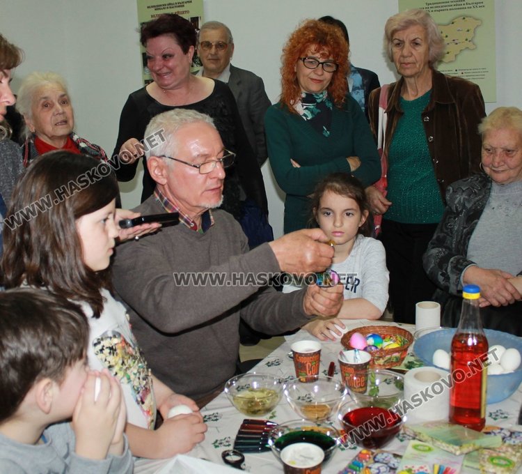 Демонстрираха техники за боядисване на яйца в димитровградския музей