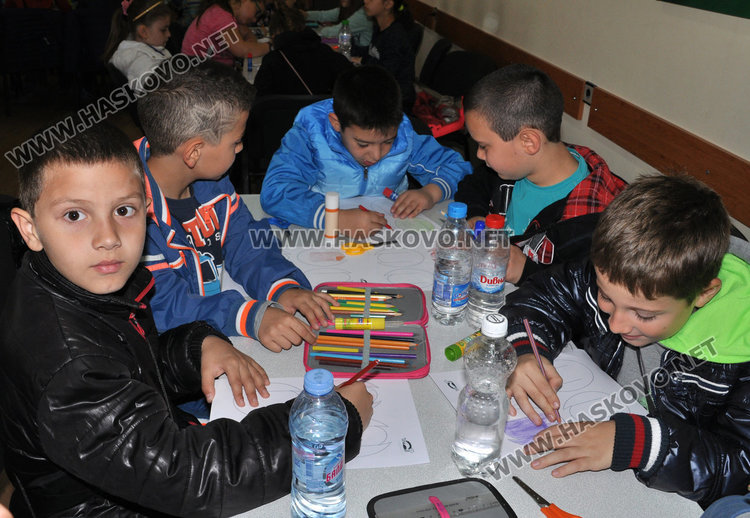 120 деца от „Св. Иван Рилски“ правят великденска украса в „Заря“