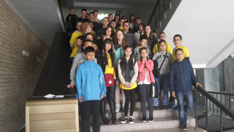 Със стрелба с истинско оръжие приключи 17-тата Детска полицейска академия в Смолян