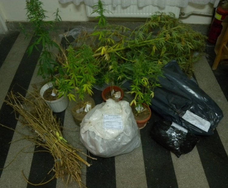 Дилър на дрога в кауша,кътал марихуана