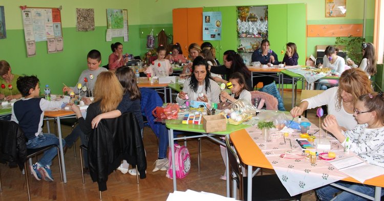 Великденска украса изработиха деца и родители в ОУ "Алеко Константинов"