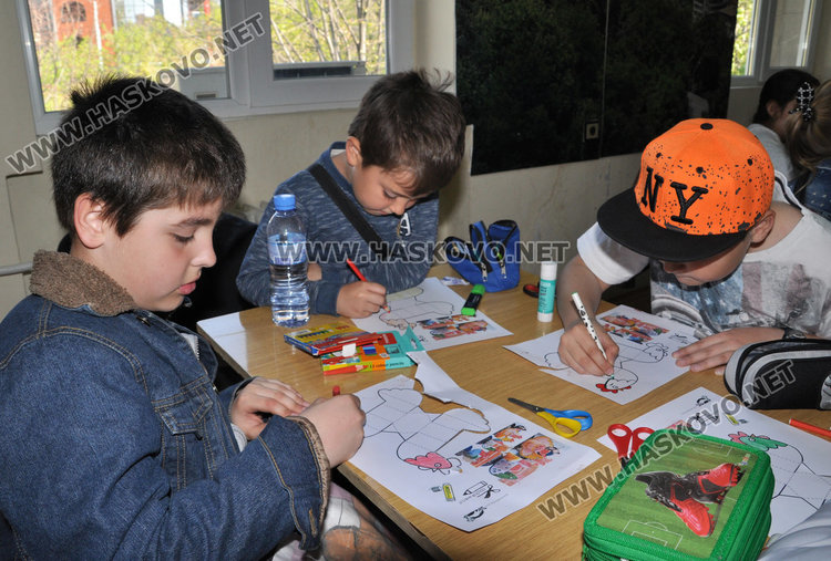 120 деца от „Св. Иван Рилски“ правят великденска украса в „Заря“